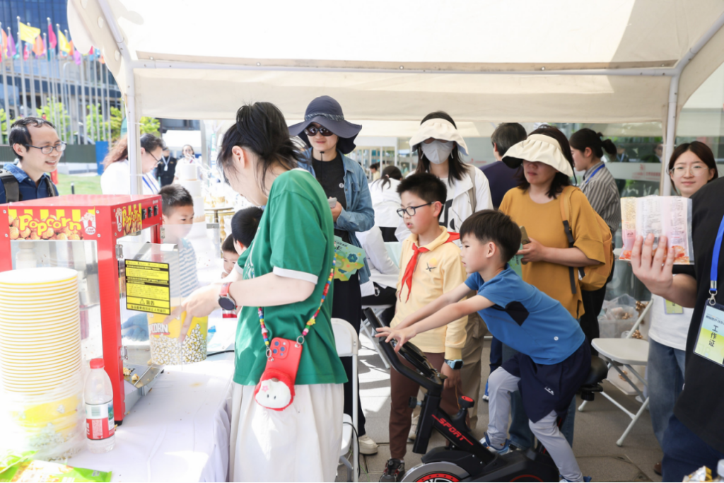 Where tech trends meet daily craftsmanship, sci-fi movies come to life at the skills fair in Shanghai
