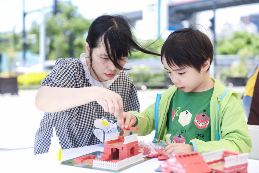 Where tech trends meet daily craftsmanship, sci-fi movies come to life at the skills fair in Shanghai