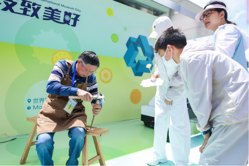 Where tech trends meet daily craftsmanship, sci-fi movies come to life at the skills fair in Shanghai