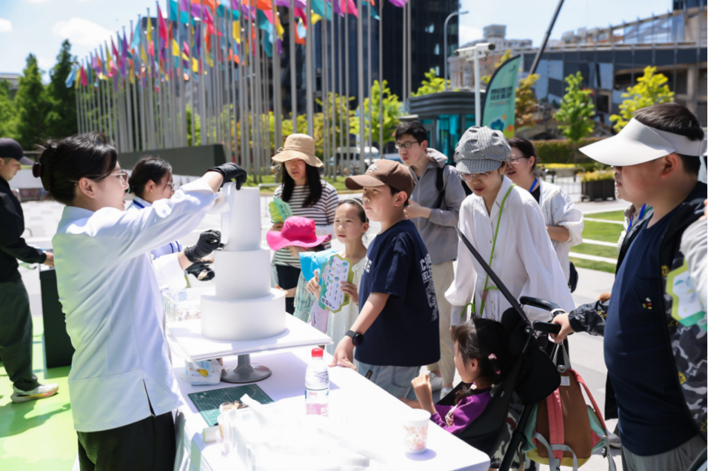 Where tech trends meet daily craftsmanship, sci-fi movies come to life at the skills fair in Shanghai