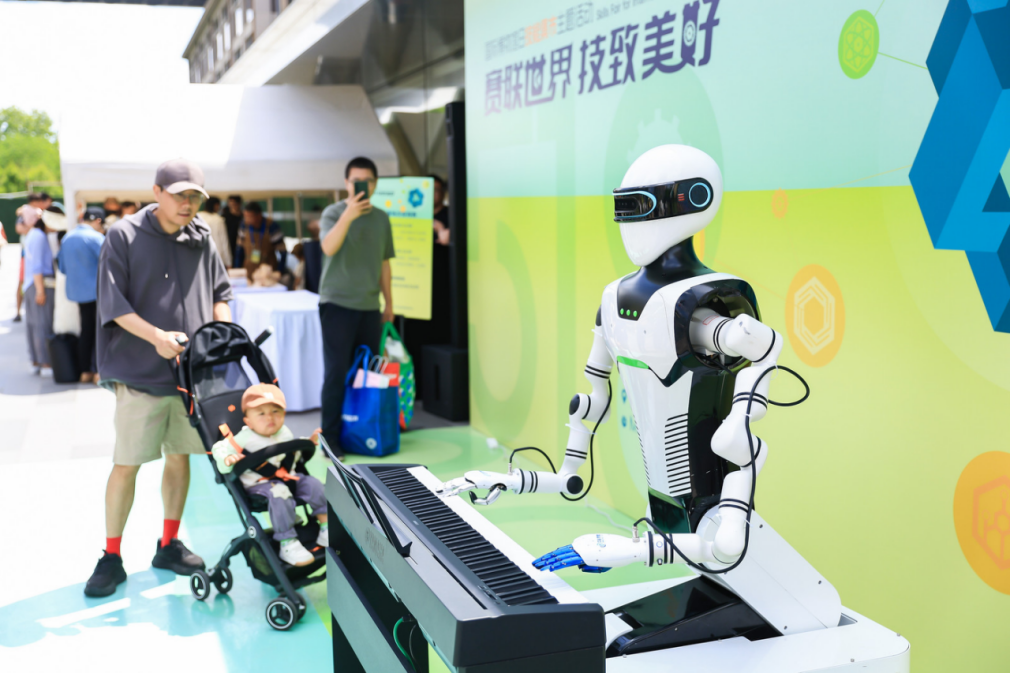 Where tech trends meet daily craftsmanship, sci-fi movies come to life at the skills fair in Shanghai